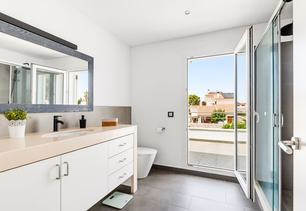 Villa en Cala Blanca - VILLA MAGDALENA